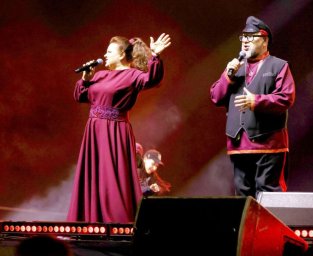 Семейный дуэт Суховы победил на Шлягере года с яркой народной композицией