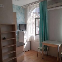 Как недорого купить студию с зелёными шторами в Сочи с помощью КвартСочи