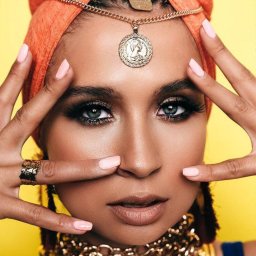 Толана исполнила гимн легендарной любви для нескольких поколений